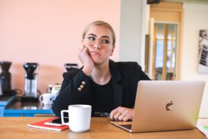 Verveeld aan het werk